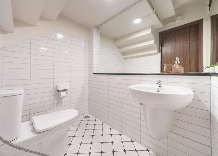 Thonglor|spacious 4br4ba, Fast-wifi, Netflix, Shop Apartment Bangkok